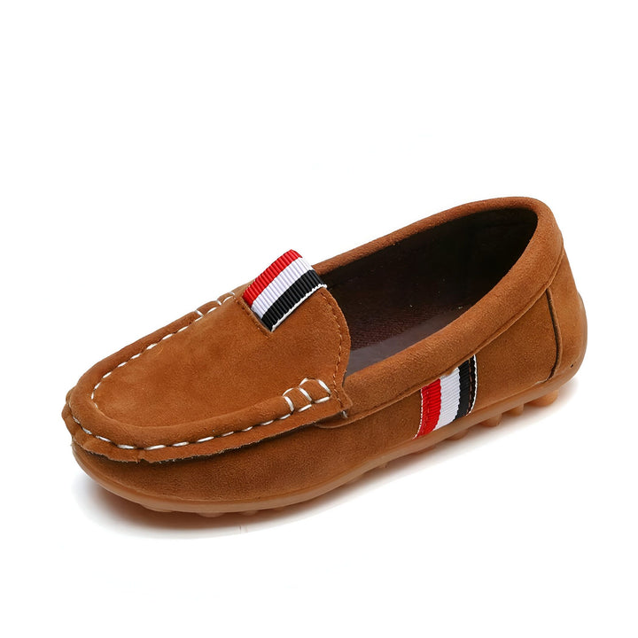 Mocassin en daim marron avec bande tricolore. Chaussure confortable et élégante pour enfants. Détails de couture blanche., 45287119388853,45287119421621,45287119454389,45287119487157,45287119519925,45287119552693,45287119585461,45287119618229,45287119650997,45287119683765,45287119716533,45287119749301,45287119782069,45287119814837,45287119847605,45287119880373,45287119913141,45287119945909,45287119978677,45287120011445,45287120044213,45287120076981,45287120109749,45287120142517,45287120175285,452871202