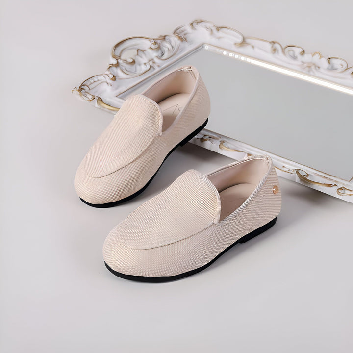 Mocassins beige en tissu avec semelle noire, présentés devant un miroir décoratif blanc cassé. Chaussures confortables et élégantes pour femme., 45287006896309,45287006929077,45287006961845,45287006994613,45287007027381,45287007060149,45287007092917,45287007125685,45287007158453,45287007191221,45287007223989,45287007256757,45287007289525,45287007322293,45287007355061,45287007387829,45287007420597,45287007453365,45287007486133,45287007518901,45287007551669,45287007584437,45287007617205,45287007649973