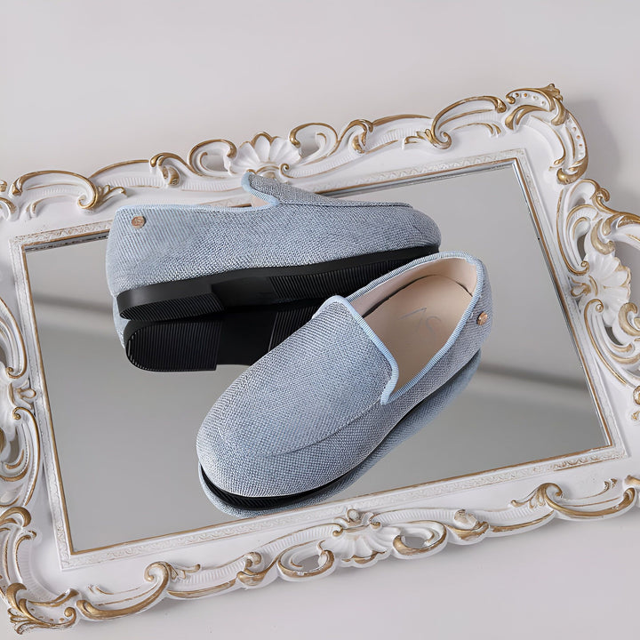 Mocassins bleu clair pour hommes, vus sur un miroir décoratif blanc et orné. Chaussures élégantes et confortables., 45287006896309,45287006929077,45287006961845,45287006994613,45287007027381,45287007060149,45287007092917,45287007125685,45287007158453,45287007191221,45287007223989,45287007256757,45287007289525,45287007322293,45287007355061,45287007387829,45287007420597,45287007453365,45287007486133,45287007518901,45287007551669,45287007584437,45287007617205,45287007649973,45287007682741,45287007715509,
