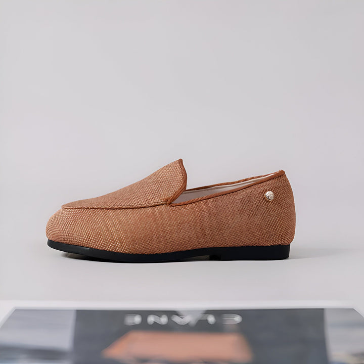 Mocassin homme marron en lin sur fond neutre. Chaussure élégante, souple et confortable avec une semelle noire. Idéale pour un look décontracté chic., 45287006896309,45287006929077,45287006961845,45287006994613,45287007027381,45287007060149,45287007092917,45287007125685,45287007158453,45287007191221,45287007223989,45287007256757,45287007289525,45287007322293,45287007355061,45287007387829,45287007420597,45287007453365,45287007486133,45287007518901,45287007551669,45287007584437,45287007617205,452870076