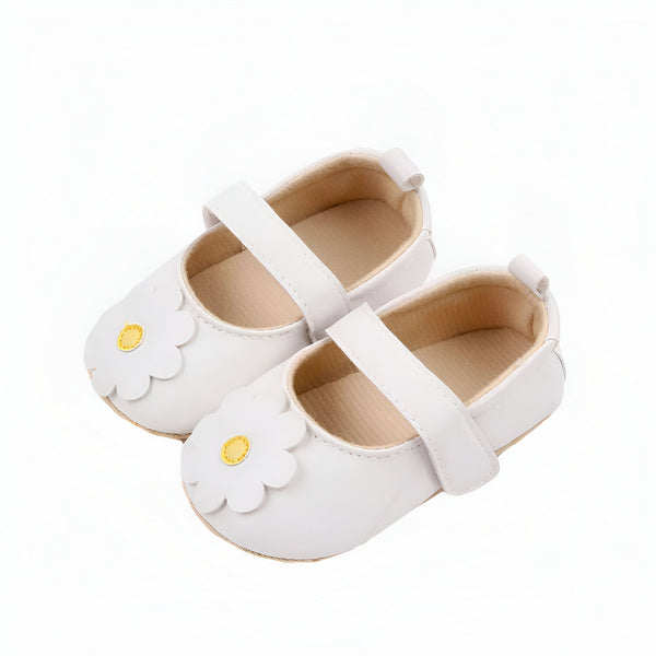 Paire de chaussures blanches pour bébé avec motif de marguerite, adorables et parfaites pour les premiers pas. Design élégant avec fermeture à bride. Chaussures confortables et mignonnes pour les tout-petits., 45286836240565,45286836273333,45286836306101,45286836338869,45286836371637,45286836404405,45286836437173,45286836469941,45286836502709