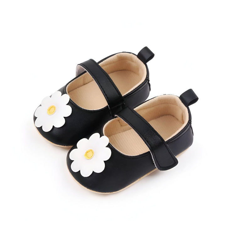 Chaussures de bébé noires avec motif de marguerite blanche. Fermeture à bride et semelle souple. Idéales pour les premiers pas de bébé. Chaussons élégants pour bébé fille., 45286836240565,45286836273333,45286836306101,45286836338869,45286836371637,45286836404405,45286836437173,45286836469941,45286836502709