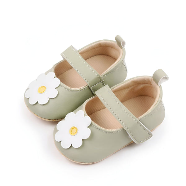 Chaussures de bébé vertes avec fleur blanche. Petites chaussures pour bébé fille avec une sangle et un motif floral. Accessoire de mode pour nourrisson. Chaussures souples et confortables pour enfant., 45286836240565,45286836273333,45286836306101,45286836338869,45286836371637,45286836404405,45286836437173,45286836469941,45286836502709