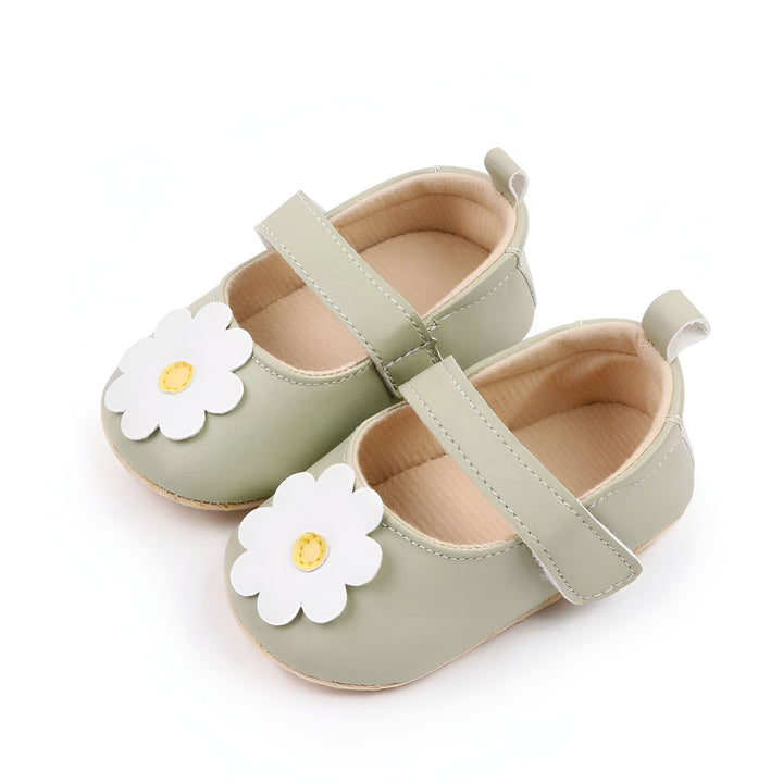 Chaussures de bébé vertes avec fleur blanche. Petites chaussures pour bébé fille avec une sangle et un motif floral. Accessoire de mode pour nourrisson. Chaussures souples et confortables pour enfant., 45286836240565,45286836273333,45286836306101,45286836338869,45286836371637,45286836404405,45286836437173,45286836469941,45286836502709