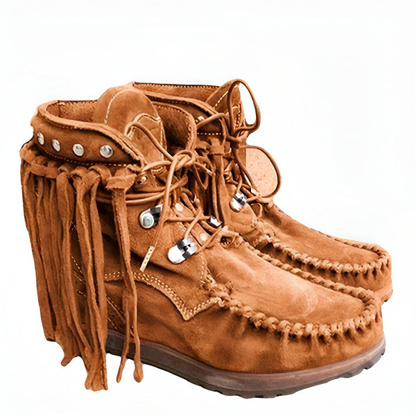 Paire de bottines en daim marron avec franges, lacets et détails cloutés. Chaussures de style mocassin artisanal pour un look bohème chic et décontracté. Mode femme automne-hiver., 45286985236661,45286985269429,45286985302197,45286985334965,45286985367733,45286985400501,45286985433269,45286985466037,45286985498805,45286985531573,45286985564341,45286985597109,45286985629877,45286985662645,45286985695413,45286985728181,45286985760949,45286985793717,45286985826485,45286985859253,45286985892021,452869859