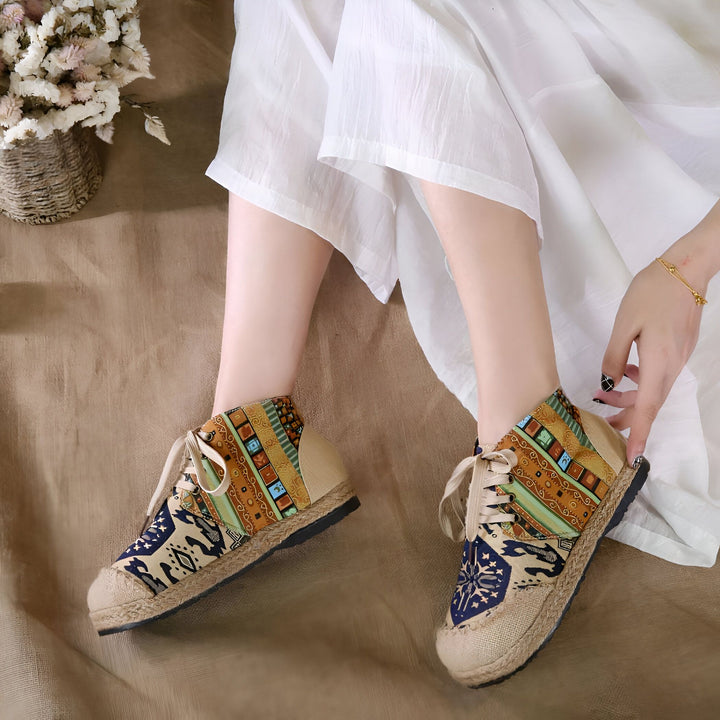 Gros plan sur des chaussures à motifs ethniques portées par une femme en robe blanche. Fleurs décoratives en arrière-plan. Chaussures originales et confortables., 45286978879669,45286978912437,45286978945205,45286978977973,45286979010741,45286979043509,45286979076277,45286979109045,45286979141813,45286979174581,45286979207349,45286979240117,45286979272885,45286979305653,45286979338421,45286979371189,45286979403957,45286979436725,45286979469493,45286979502261