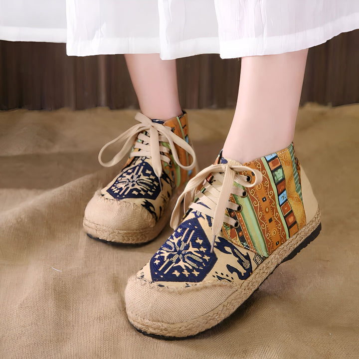 Chaussures montantes ethniques à lacets, motif bleu et beige. Style bohème, semelle corde. Mode printemps-été., 45286978879669,45286978912437,45286978945205,45286978977973,45286979010741,45286979043509,45286979076277,45286979109045,45286979141813,45286979174581,45286979207349,45286979240117,45286979272885,45286979305653,45286979338421,45286979371189,45286979403957,45286979436725,45286979469493,45286979502261