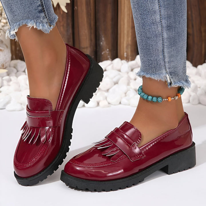 Mocassins bordeaux vernis à franges portés avec un jean et une cheville ornée d'une chevillère colorée. Chaussures de mode élégantes et confortables., 45286687310005,45286687342773,45286687375541,45286687408309,45286687441077,45286687473845,45286687506613,45286687539381,45286687572149,45286687604917,45286687637685,45286687670453,45286687703221,45286687735989