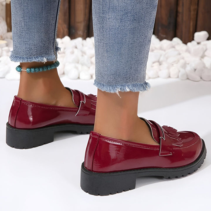 Chaussures mocassins bordeaux vernis à talons blocs portées avec un jean et un bracelet de cheville bleu. Mode féminine, chaussures élégantes, style tendance., 45286687310005,45286687342773,45286687375541,45286687408309,45286687441077,45286687473845,45286687506613,45286687539381,45286687572149,45286687604917,45286687637685,45286687670453,45286687703221,45286687735989