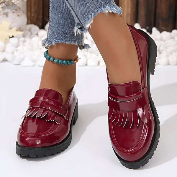 Image de mocassins bordeaux vernis avec franges, portés avec un jean et un bracelet de cheville turquoise. Chaussures à talons épais pour femmes. Mode et style., 45286687310005,45286687342773,45286687375541,45286687408309,45286687441077,45286687473845,45286687506613,45286687539381,45286687572149,45286687604917,45286687637685,45286687670453,45286687703221,45286687735989
