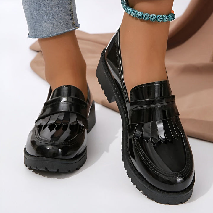Mocassins noirs vernis à franges portés avec jeans et bracelet de cheville turquoise. Chaussures élégantes et à la mode, parfaites pour une tenue décontractée ou habillée. Idée cadeau femme., 45286687310005,45286687342773,45286687375541,45286687408309,45286687441077,45286687473845,45286687506613,45286687539381,45286687572149,45286687604917,45286687637685,45286687670453,45286687703221,45286687735989