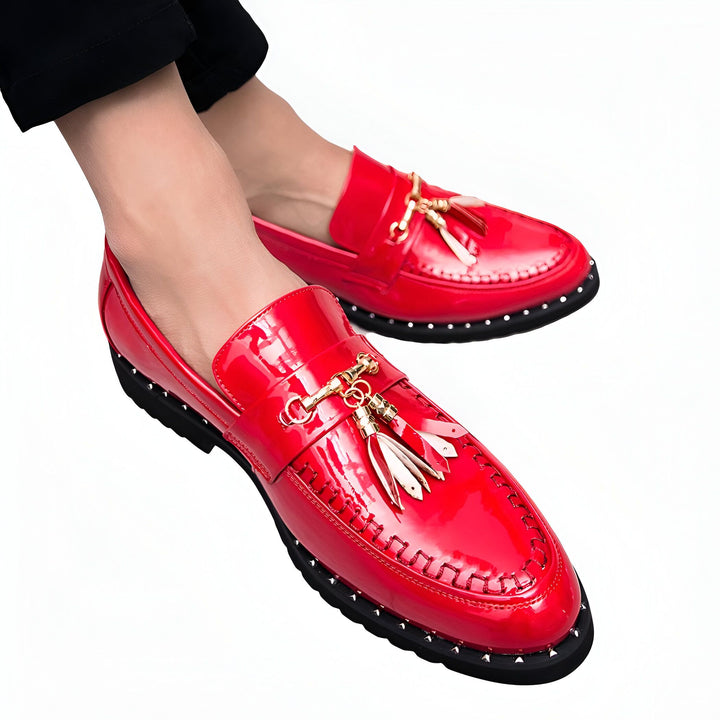 Mocassins rouges vernis pour hommes avec des glands dorés et une semelle cloutée noire, tendance et élégants. Chaussures habillées ou décontractées, parfaites pour un look moderne et sophistiqué., 45286924910773,45286924943541,45286924976309,45286925009077,45286925041845,45286925074613,45286925107381,45286925140149,45286925172917,45286925205685,45286925238453,45286925271221,45286925303989,45286925336757