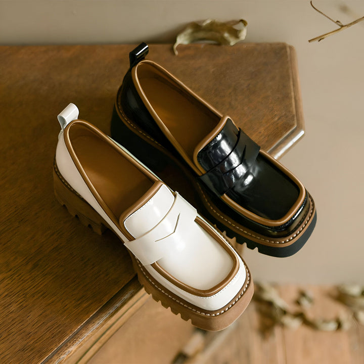 Mocassins tendance à semelles épaisses, un blanc et un noir verni, sur une table en bois. Chaussures élégantes et confortables., 45286885982389,45286886015157,45286886047925,45286886080693,45286886113461,45286886146229,45286886178997,45286886211765,45286886244533,45286886277301,45286886310069,45286886342837