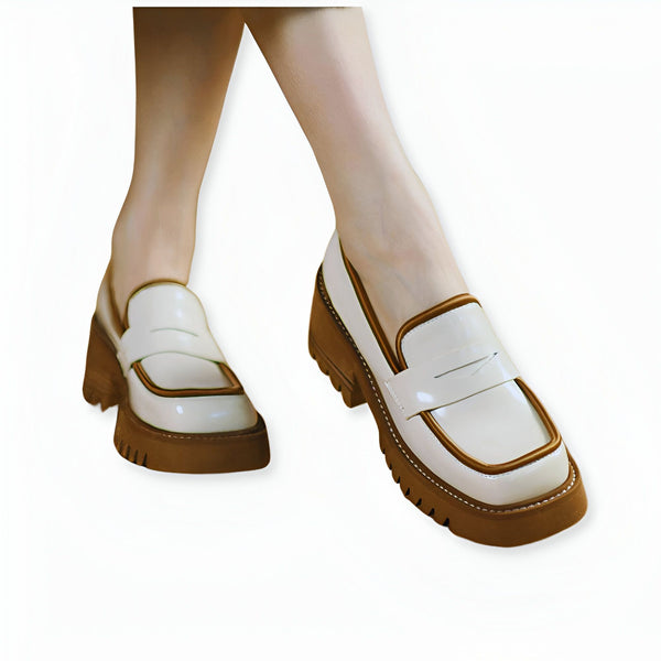 Gros plan sur des mocassins à plateforme blancs et marron aux pieds d'une femme. Chaussures élégantes avec semelle crantée et talon bloc., 45286885982389,45286886015157,45286886047925,45286886080693,45286886113461,45286886146229,45286886178997,45286886211765,45286886244533,45286886277301,45286886310069,45286886342837