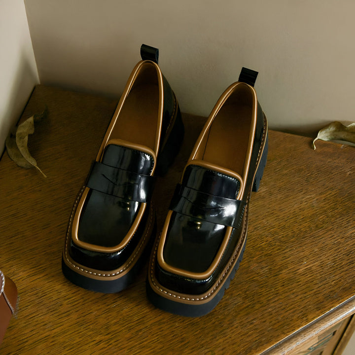 Deux mocassins vernis noirs à semelle compensée épaisse, bordure marron clair, posés sur une commode en bois. Chaussures élégantes et modernes., 45286885982389,45286886015157,45286886047925,45286886080693,45286886113461,45286886146229,45286886178997,45286886211765,45286886244533,45286886277301,45286886310069,45286886342837