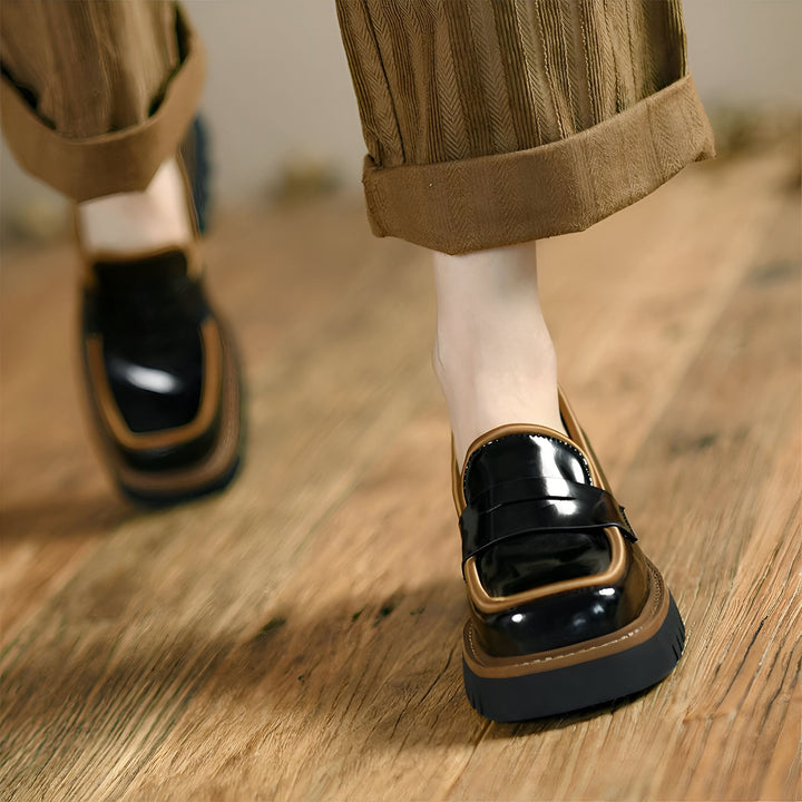 Gros plan sur des mocassins noirs vernis avec une bordure marron portés avec un pantalon en velours côtelé marron. Chaussures tendance pour femme., 45286885982389,45286886015157,45286886047925,45286886080693,45286886113461,45286886146229,45286886178997,45286886211765,45286886244533,45286886277301,45286886310069,45286886342837