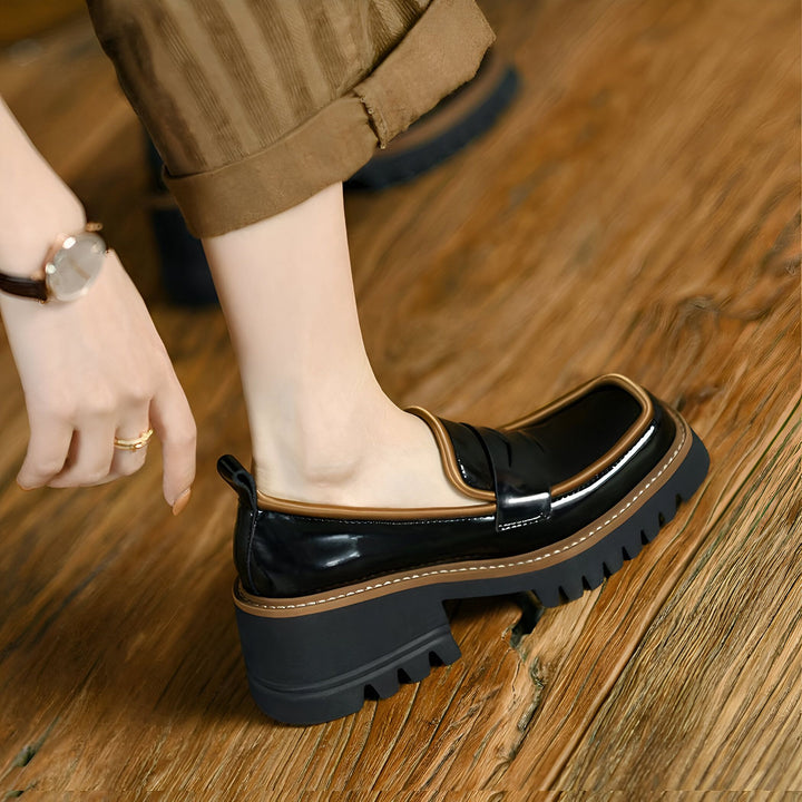 Chaussure mocassin noire vernie avec semelle épaisse. Détails marron clair, pantalon en velours marron, montre et bague dorée à la main. Style tendance et confort., 45286885982389,45286886015157,45286886047925,45286886080693,45286886113461,45286886146229,45286886178997,45286886211765,45286886244533,45286886277301,45286886310069,45286886342837