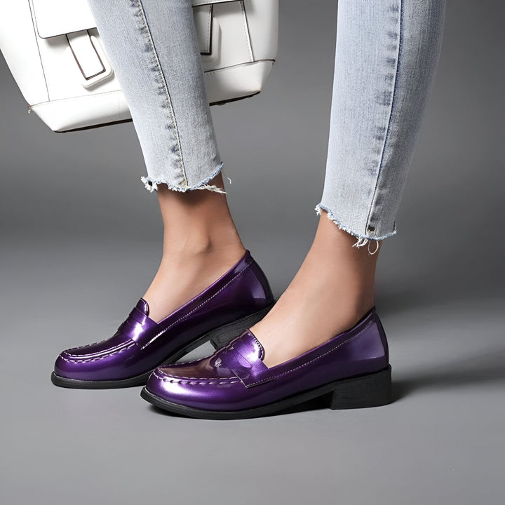 Mocassins vernis violets portés avec un jean et un sac à main blanc. Chaussures élégantes et confortables pour femme., 45286636781749,45286636814517,45286636847285,45286636880053,45286636912821,45286636945589,45286636978357,45286637011125,45286637043893,45286637076661,45286637109429,45286637142197,45286637174965,45286637207733,45286637240501,45286637273269,45286637306037,45286637338805,45286637371573,45286637404341,45286637437109,45286637469877,45286637502645,45286637535413