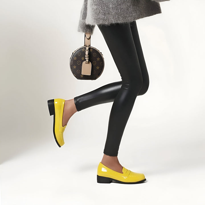 Femme portant un legging noir, un pull gris, des mocassins jaunes vernis et un sac rond à motifs. Accessoires mode pour un look tendance et coloré., 45286636781749,45286636814517,45286636847285,45286636880053,45286636912821,45286636945589,45286636978357,45286637011125,45286637043893,45286637076661,45286637109429,45286637142197,45286637174965,45286637207733,45286637240501,45286637273269,45286637306037,45286637338805,45286637371573,45286637404341,45286637437109,45286637469877,45286637502645,45286637535413