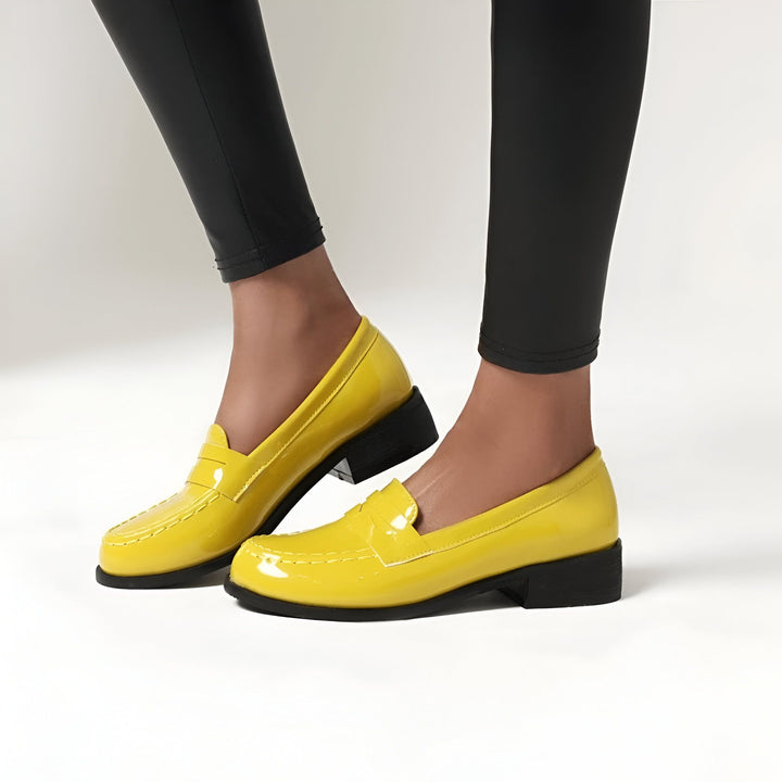 Gros plan sur des mocassins vernis jaunes avec semelles noires, portés avec un legging noir. Chaussures de style preppy, élégantes et colorées. Mode femme., 45286636781749,45286636814517,45286636847285,45286636880053,45286636912821,45286636945589,45286636978357,45286637011125,45286637043893,45286637076661,45286637109429,45286637142197,45286637174965,45286637207733,45286637240501,45286637273269,45286637306037,45286637338805,45286637371573,45286637404341,45286637437109,45286637469877,45286637502645,4528