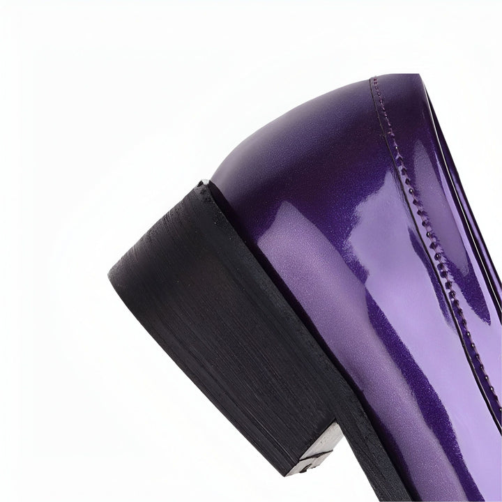 Gros plan d'un escarpin violet verni avec un talon bloc noir. Détail de couture visible. Chaussure élégante et moderne., 45286636781749,45286636814517,45286636847285,45286636880053,45286636912821,45286636945589,45286636978357,45286637011125,45286637043893,45286637076661,45286637109429,45286637142197,45286637174965,45286637207733,45286637240501,45286637273269,45286637306037,45286637338805,45286637371573,45286637404341,45286637437109,45286637469877,45286637502645,45286637535413