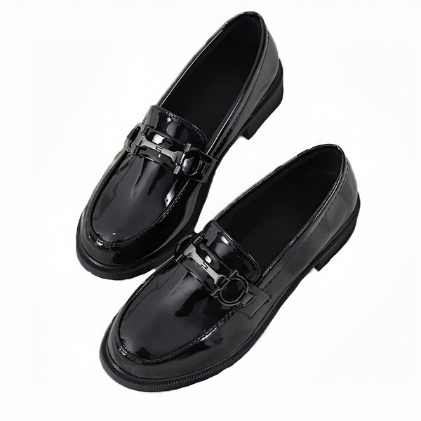 Mocassins noirs vernis pour femme. Chaussures élégantes avec boucle métallique. Idéales pour un look chic et décontracté. Mode féminine., 45286626295989,45286626328757,45286626361525,45286626394293,45286626427061