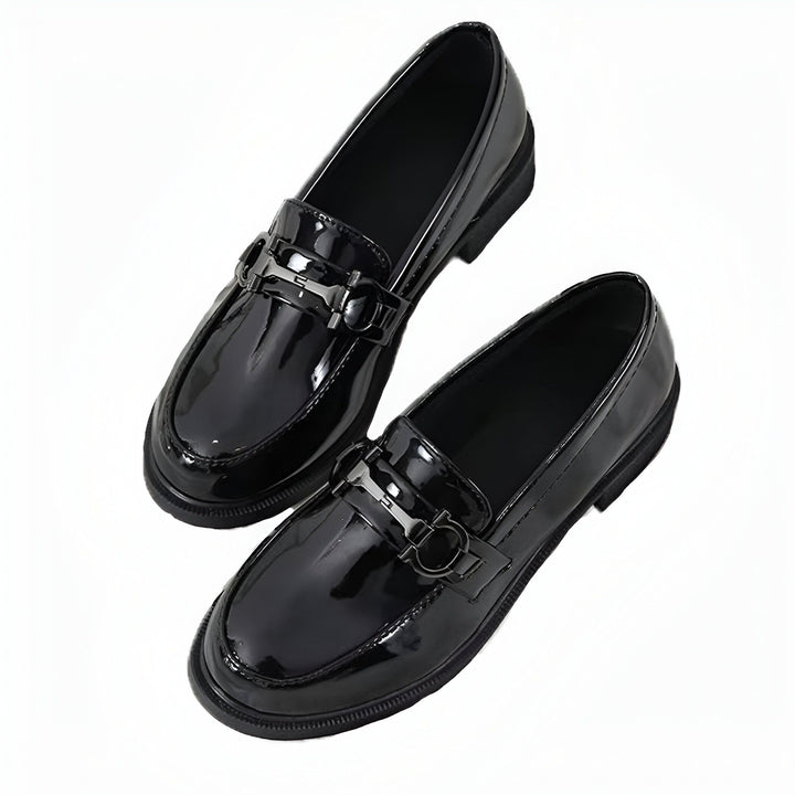 Mocassins noirs vernis pour femme. Chaussures élégantes avec boucle métallique. Idéales pour un look chic et décontracté. Mode féminine., 45286626295989,45286626328757,45286626361525,45286626394293,45286626427061