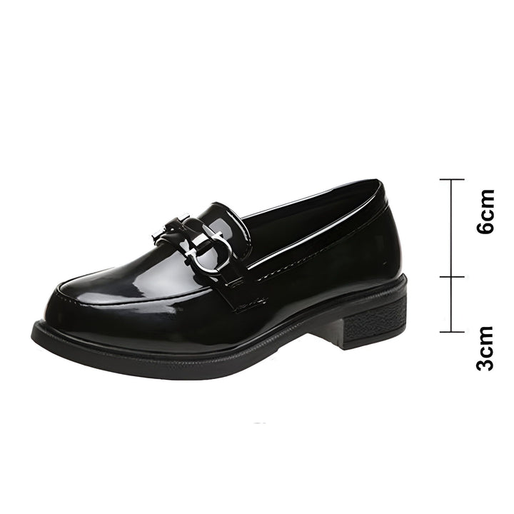 Mocassin noir verni avec un ornement argenté. Hauteur du talon : 3cm, hauteur totale : 6cm. Chaussures élégantes pour femme., 45286626295989,45286626328757,45286626361525,45286626394293,45286626427061
