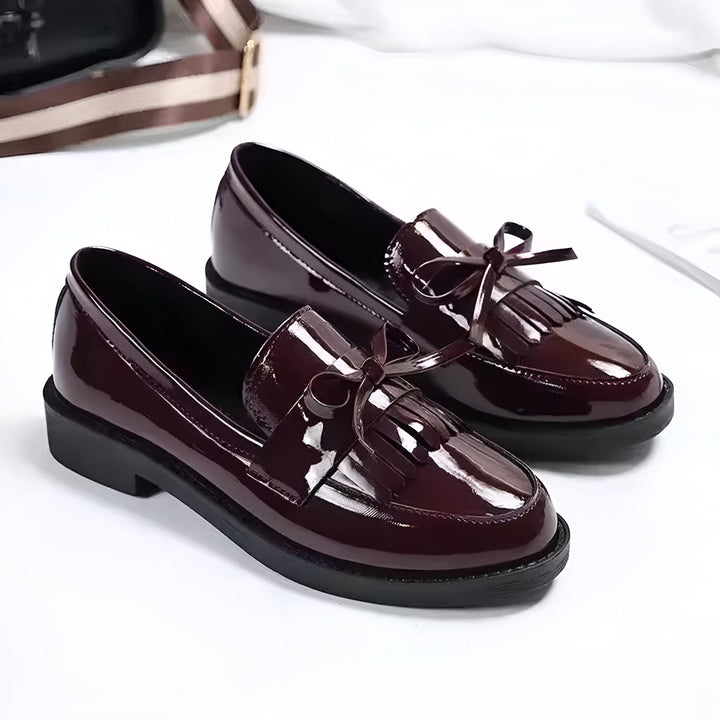 Mocassins vernis bordeaux pour femme. Chaussures élégantes avec nœud et glands décoratifs. Idéales pour un look classique ou décontracté chic., 45286627442869,45286627475637,45286627508405,45286627541173,45286627573941,45286627606709,45286627639477,45286627672245,45286627705013,45286627737781,45286627770549,45286627803317,45286627836085,45286627868853,45286627901621,45286627934389