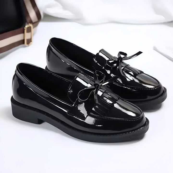 Mocassins vernis noirs pour femmes, avec détails à franges et nœuds décoratifs. Chaussures élégantes et brillantes, parfaites pour un look sophistiqué et tendance., 45286627442869,45286627475637,45286627508405,45286627541173,45286627573941,45286627606709,45286627639477,45286627672245,45286627705013,45286627737781,45286627770549,45286627803317,45286627836085,45286627868853,45286627901621,45286627934389