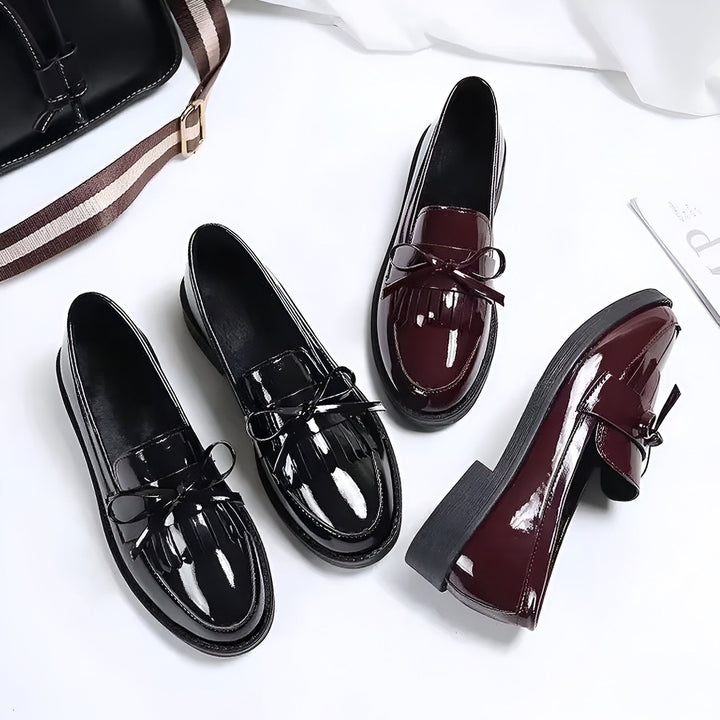 Chaussures mocassins vernies pour femmes. Paire de mocassins noirs et bordeaux avec détails à franges et nœuds. Sac à main noir en arrière-plan. Mode élégante et confort pour le quotidien., 45286627442869,45286627475637,45286627508405,45286627541173,45286627573941,45286627606709,45286627639477,45286627672245,45286627705013,45286627737781,45286627770549,45286627803317,45286627836085,45286627868853,45286627901621,45286627934389