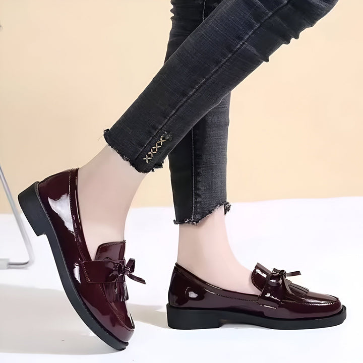 Chaussures Richelieu vernies bordeaux pour femme, portées avec un jean noir. Chaussures élégantes et confortables avec un petit talon. Mode féminine, chaussures de ville., 45286627442869,45286627475637,45286627508405,45286627541173,45286627573941,45286627606709,45286627639477,45286627672245,45286627705013,45286627737781,45286627770549,45286627803317,45286627836085,45286627868853,45286627901621,45286627934389