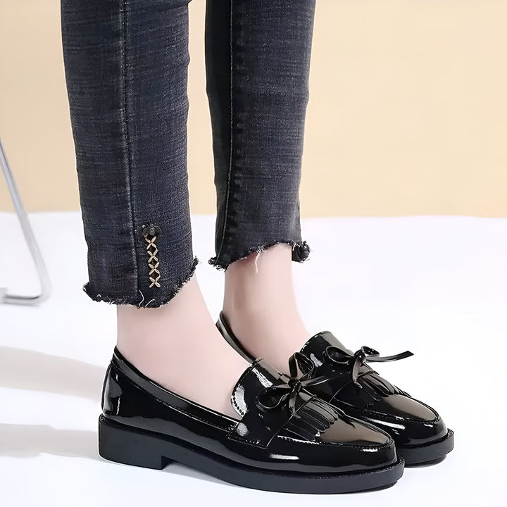 Détail de chaussures mocassins vernies noires avec franges et nœud, portées avec un jean slim gris délavé. Chaussures élégantes et confortables, style preppy chic., 45286627442869,45286627475637,45286627508405,45286627541173,45286627573941,45286627606709,45286627639477,45286627672245,45286627705013,45286627737781,45286627770549,45286627803317,45286627836085,45286627868853,45286627901621,45286627934389