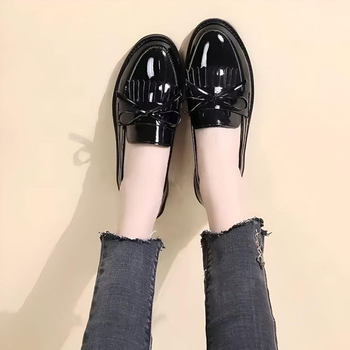 Vue de dessus de mocassins vernis noirs portés avec un jean gris délavé. Chaussures à glands et nœuds, style classique et élégant., 45286627442869,45286627475637,45286627508405,45286627541173,45286627573941,45286627606709,45286627639477,45286627672245,45286627705013,45286627737781,45286627770549,45286627803317,45286627836085,45286627868853,45286627901621,45286627934389