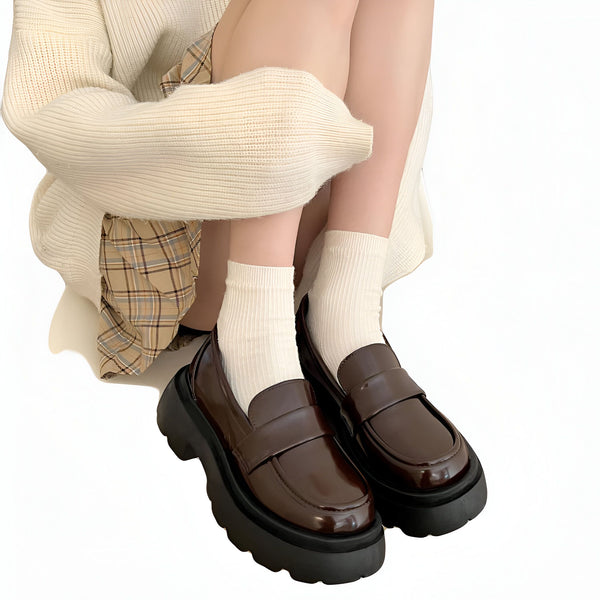 Image présentant des mocassins à plateforme marron portés avec des chaussettes blanches. La personne porte une jupe à carreaux et un pull crème. Style mode et décontracté. Chaussures tendance pour femme., 45286831095989,45286831128757,45286831161525,45286831194293,45286831227061,45286831259829,45286831292597,45286831325365,45286831358133,45286831390901