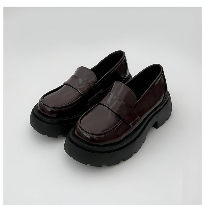 Mocassins plateforme bordeaux vernis. Chaussures élégantes avec semelles épaisses noires. Mode automne-hiver, style preppy et tendance., 45286831095989,45286831128757,45286831161525,45286831194293,45286831227061,45286831259829,45286831292597,45286831325365,45286831358133,45286831390901