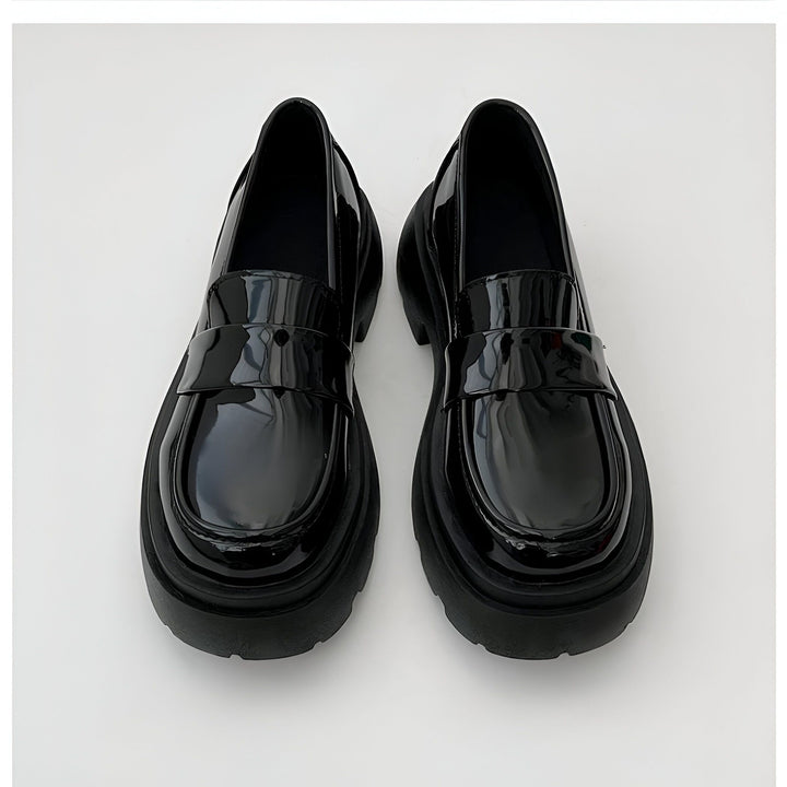 Vue rapprochée de mocassins noirs vernis à semelle épaisse. Chaussures élégantes et modernes, idéales pour une tenue décontractée ou habillée., 45286831095989,45286831128757,45286831161525,45286831194293,45286831227061,45286831259829,45286831292597,45286831325365,45286831358133,45286831390901