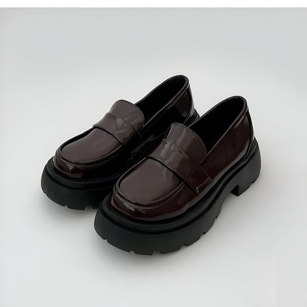 Deux mocassins à plateforme bordeaux vernis, semelles noires épaisses. Chaussures modernes et élégantes, style décontracté chic., 45286831095989,45286831128757,45286831161525,45286831194293,45286831227061,45286831259829,45286831292597,45286831325365,45286831358133,45286831390901
