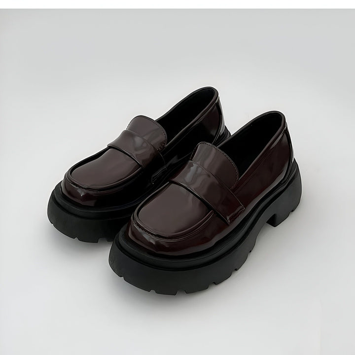 Deux mocassins à plateforme bordeaux vernis, semelles noires épaisses. Chaussures modernes et élégantes, style décontracté chic., 45286831095989,45286831128757,45286831161525,45286831194293,45286831227061,45286831259829,45286831292597,45286831325365,45286831358133,45286831390901