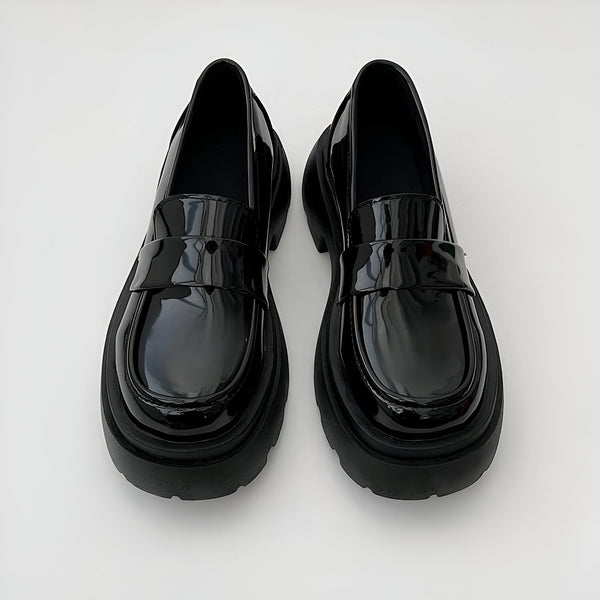 Vue rapprochée de deux mocassins noirs vernis avec semelles épaisses. Chaussures élégantes et modernes., 45286831095989,45286831128757,45286831161525,45286831194293,45286831227061,45286831259829,45286831292597,45286831325365,45286831358133,45286831390901