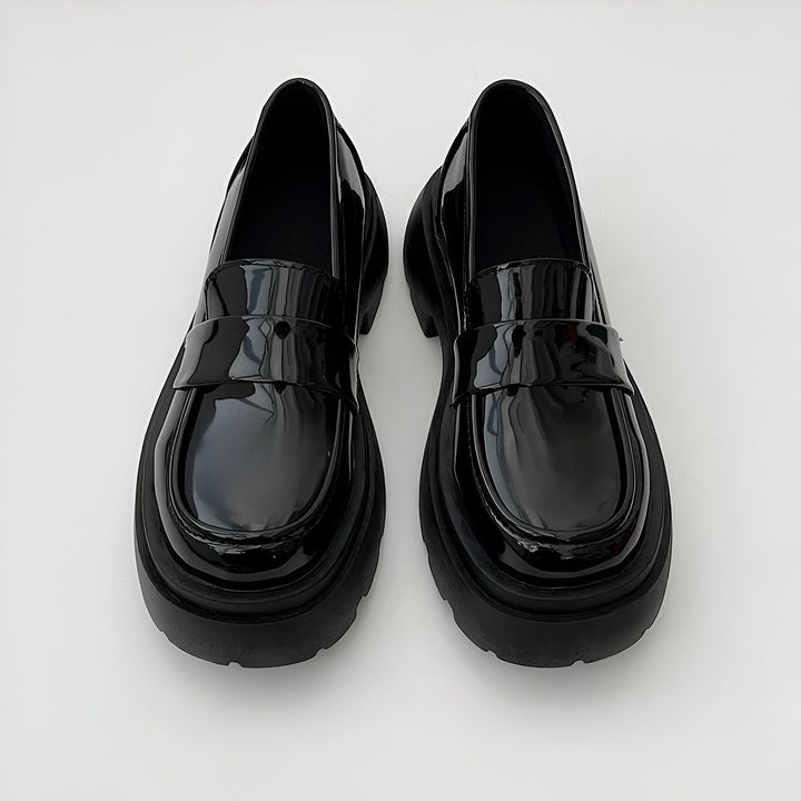 Vue rapprochée de deux mocassins noirs vernis avec semelles épaisses. Chaussures élégantes et modernes., 45286831095989,45286831128757,45286831161525,45286831194293,45286831227061,45286831259829,45286831292597,45286831325365,45286831358133,45286831390901