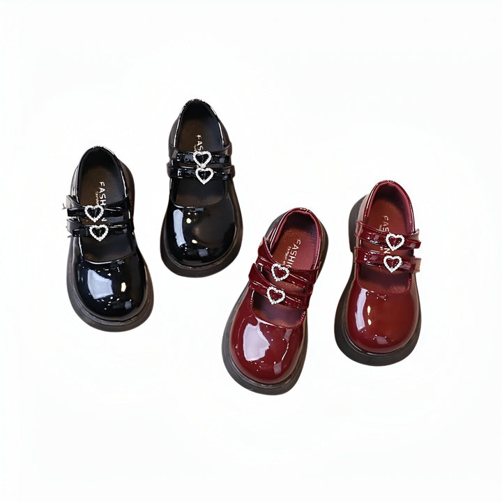 Quatre paires d'élégantes chaussures vernies pour enfants, en noir et bordeaux, avec des brides décorées de petits cœurs brillants, idéales pour une occasion spéciale. Chaussures pour filles., 45286682820789,45286682853557,45286682886325,45286682919093,45286682951861,45286682984629,45286683017397,45286683050165,45286683082933,45286683115701,45286683148469,45286683181237,45286683214005,45286683246773,45286683279541,45286683312309,45286683345077,45286683377845,45286683410613,45286683443381,4528668347