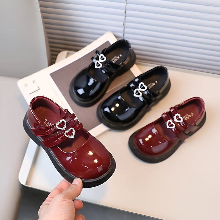 Chaussures vernies pour filles en noir et bordeaux, avec des brides ornées de cœurs brillants. Mode enfantine élégante et confortable., 45286682820789,45286682853557,45286682886325,45286682919093,45286682951861,45286682984629,45286683017397,45286683050165,45286683082933,45286683115701,45286683148469,45286683181237,45286683214005,45286683246773,45286683279541,45286683312309,45286683345077,45286683377845,45286683410613,45286683443381,45286683476149,45286683508917