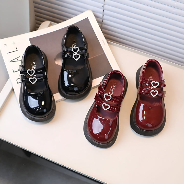 Chaussures vernies pour enfant, modèles Mary Jane avec double bride et cœur décoratif, coloris noir et bordeaux. Mode enfantine, chaussures élégantes pour filles., 45286682820789,45286682853557,45286682886325,45286682919093,45286682951861,45286682984629,45286683017397,45286683050165,45286683082933,45286683115701,45286683148469,45286683181237,45286683214005,45286683246773,45286683279541,45286683312309,45286683345077,45286683377845,45286683410613,45286683443381,45286683476149,45286683508917
