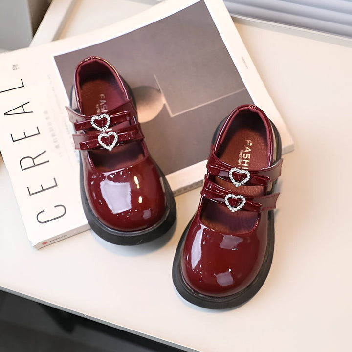Chaussures vernies bordeaux pour enfant avec double bride et ornements en forme de cœur. Élégantes et confortables, parfaites pour une occasion spéciale., 45286682820789,45286682853557,45286682886325,45286682919093,45286682951861,45286682984629,45286683017397,45286683050165,45286683082933,45286683115701,45286683148469,45286683181237,45286683214005,45286683246773,45286683279541,45286683312309,45286683345077,45286683377845,45286683410613,45286683443381,45286683476149,45286683508917