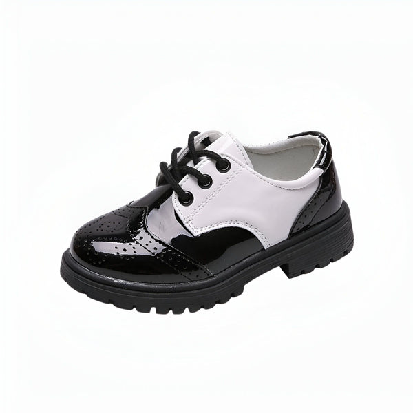 Chaussure de ville enfant bicolore noire et blanche. Chaussure à lacets vernie avec perforations décoratives. Mode enfant élégante., 45286679281845,45286679314613,45286679347381,45286679380149,45286679412917,45286679445685,45286679478453,45286679511221,45286679543989,45286679576757,45286679609525,45286679642293,45286679675061,45286679707829,45286679740597,45286679773365,45286679806133,45286679838901,45286679871669,45286679904437,45286679937205,45286679969973,45286680002741,45286680035509,4528668006827