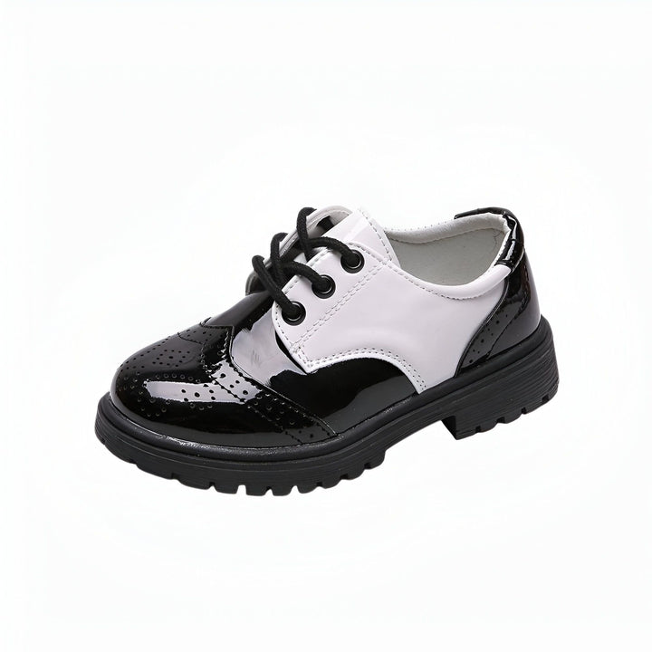 Chaussure de ville enfant bicolore noire et blanche. Chaussure à lacets vernie avec perforations décoratives. Mode enfant élégante., 45286679281845,45286679314613,45286679347381,45286679380149,45286679412917,45286679445685,45286679478453,45286679511221,45286679543989,45286679576757,45286679609525,45286679642293,45286679675061,45286679707829,45286679740597,45286679773365,45286679806133,45286679838901,45286679871669,45286679904437,45286679937205,45286679969973,45286680002741,45286680035509,4528668006827