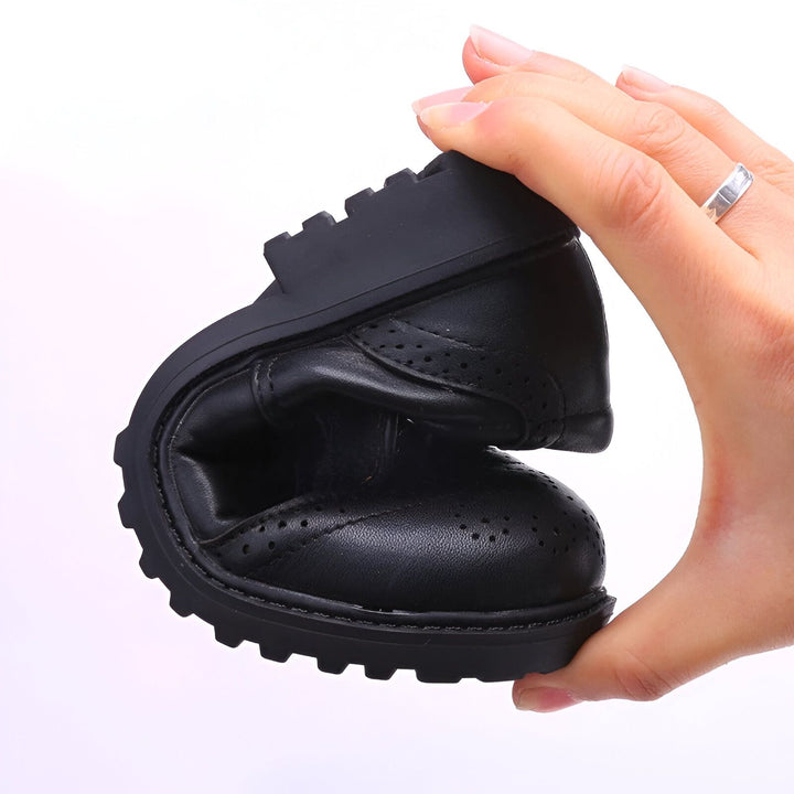 Chaussure noire en cuir souple, pliée par une main. Style Oxford classique avec détails perforés et semelle crantée. Idéale pour un look décontracté et confortable. Mode, flexibilité, chaussures pour femmes., 45286679281845,45286679314613,45286679347381,45286679380149,45286679412917,45286679445685,45286679478453,45286679511221,45286679543989,45286679576757,45286679609525,45286679642293,45286679675061,45286679707829,45286679740597,45286679773365,45286679806133,45286679838901,45286679871669,45286679