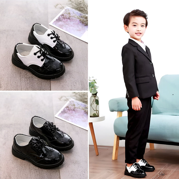 Image de chaussures de cérémonie pour garçon. Chaussures en cuir verni noir avec ou sans empiècement blanc. Un jeune garçon porte un costume avec les chaussures., 45286679281845,45286679314613,45286679347381,45286679380149,45286679412917,45286679445685,45286679478453,45286679511221,45286679543989,45286679576757,45286679609525,45286679642293,45286679675061,45286679707829,45286679740597,45286679773365,45286679806133,45286679838901,45286679871669,45286679904437,45286679937205,45286679969973,452866800027