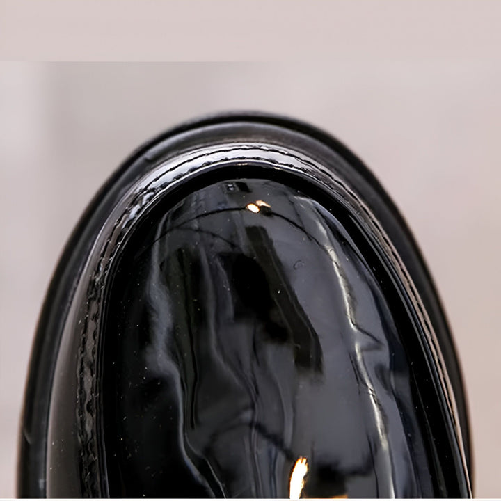 Gros plan d'une chaussure vernie noire. Détail élégant et brillant. Mode et chaussures pour femmes ou enfants. Style classique., 45286679281845,45286679314613,45286679347381,45286679380149,45286679412917,45286679445685,45286679478453,45286679511221,45286679543989,45286679576757,45286679609525,45286679642293,45286679675061,45286679707829,45286679740597,45286679773365,45286679806133,45286679838901,45286679871669,45286679904437,45286679937205,45286679969973,45286680002741,45286680035509,45286680068277,452